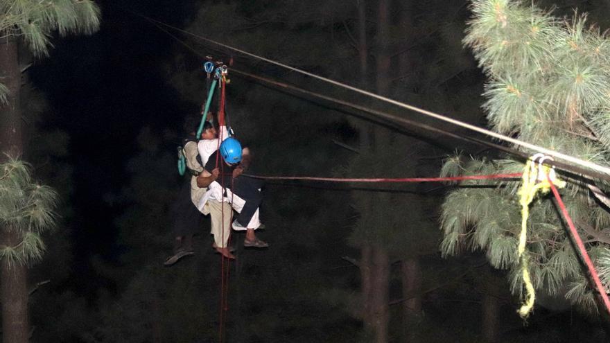 Rescatan a ocho personas atrapadas en un teleférico en Pakistán