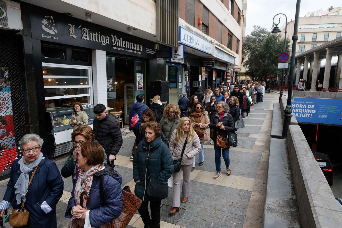 Búscate en la galería de fotos del reparto del ''libret' de Magdalena en Castelló