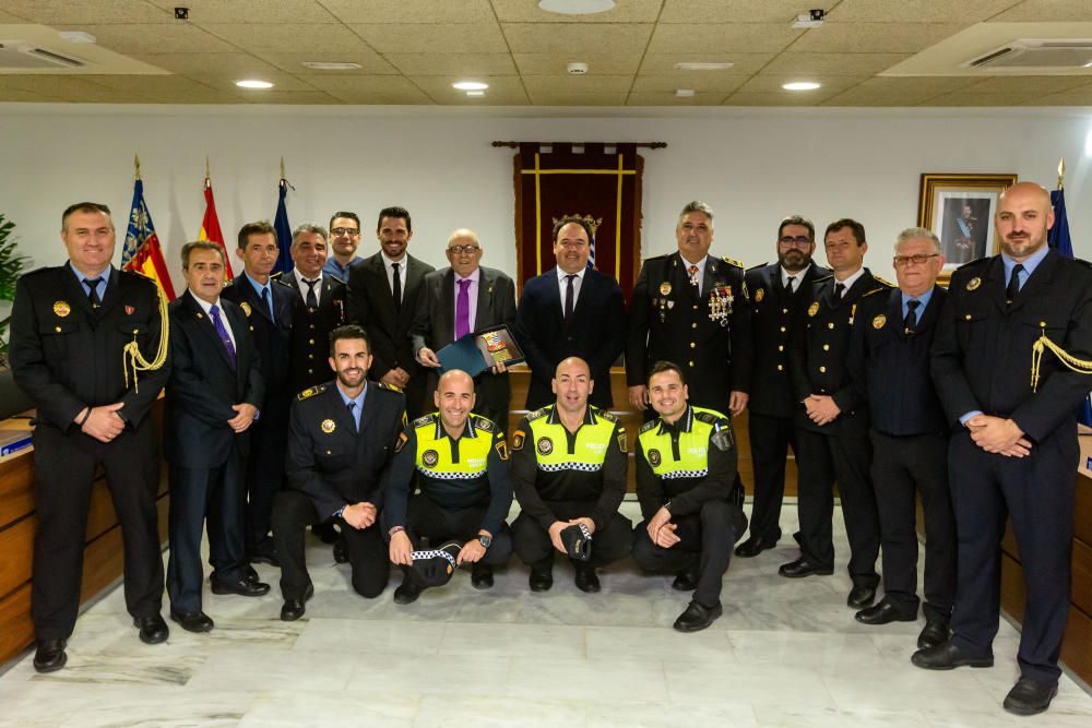 Entrega del Escudo al primer policía Finestrat