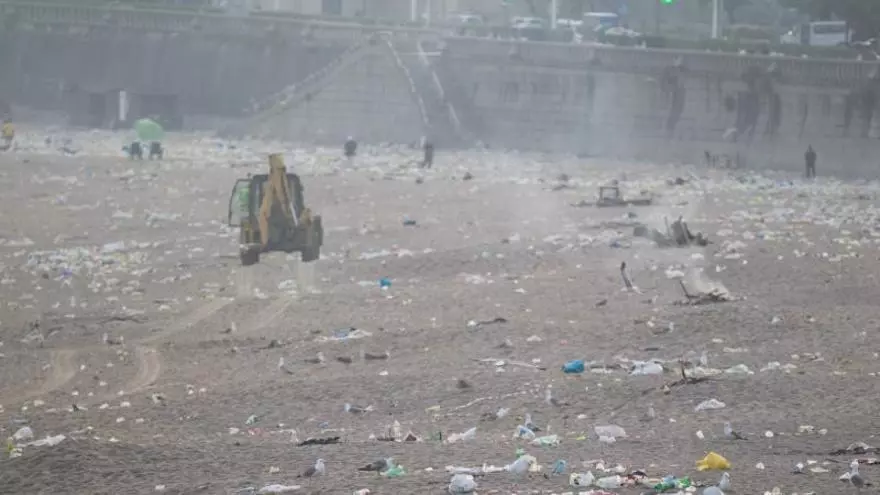 A Coruña celebra su San Juan "más limpio" con la mitad de basura en las playas que hace un año