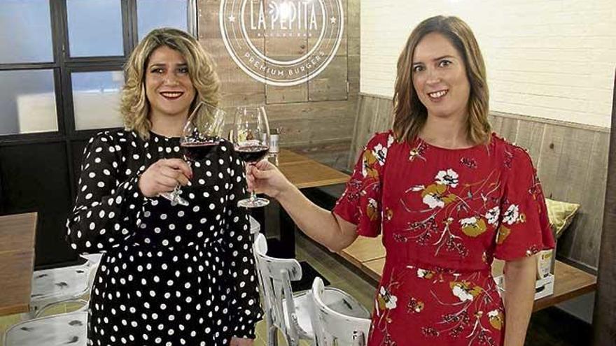 Cristina y Raquel brindan con motivo de la inauguración.