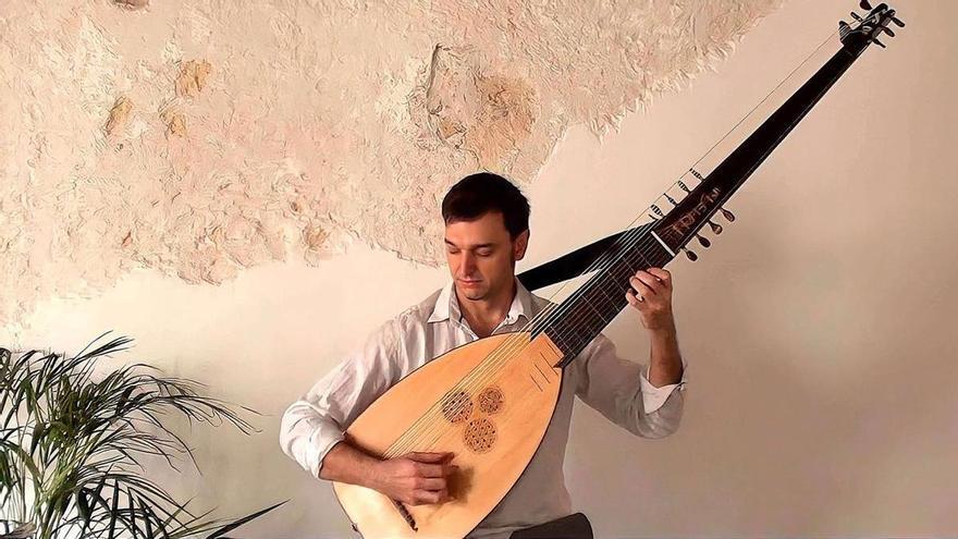 El músico Ferran Pisà con el instrumento denominado tiorba, similar al laúd barroco pero de mayores dimensiones.