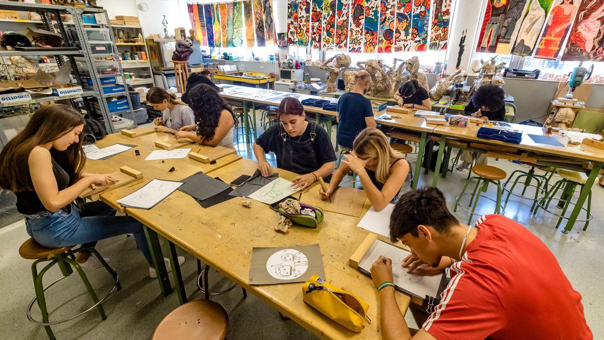 Alumnos de un instituto de la provincia, durante una clase de Artes Plásticas, en una imagen reciente.