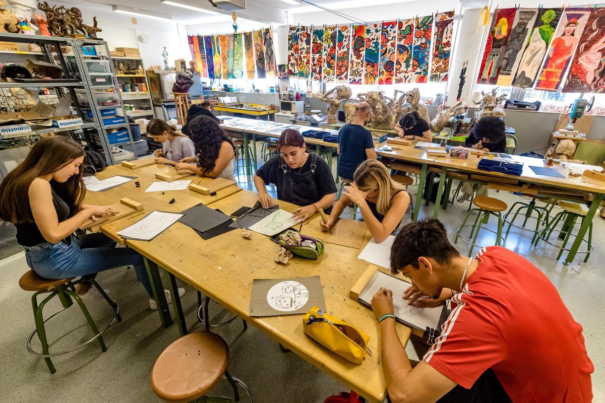 Alumnos de un instituto de la provincia, durante una clase de Artes Plásticas, en una imagen reciente.