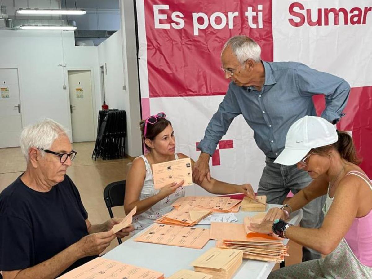 José Joaquín O’Shanahan junto a voluntarios de Sumar preparando sobres. | | LP/DLP