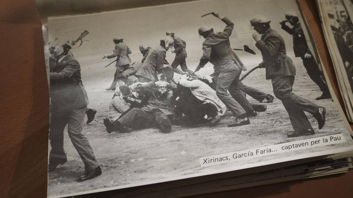 Una foto de l'arxiu d'Eduard Sànchez de la repressió posterior a la mort de Franco