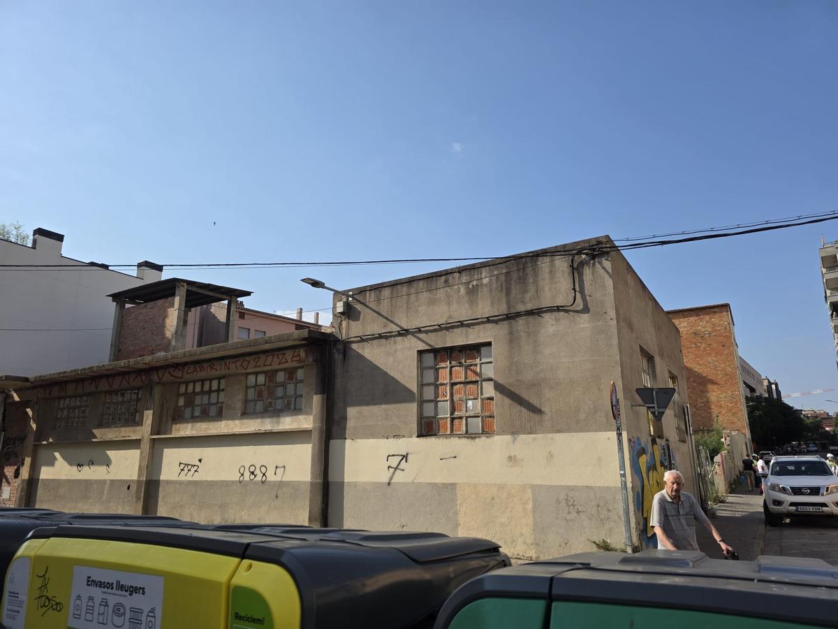 Les imatges de l'enderroc de diversos immobles al carrer Universitat de Cervera de Girona