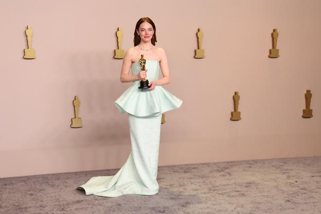 Emma Stone posando con su Oscar