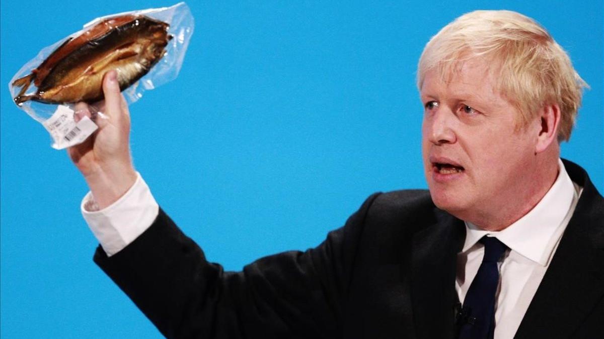 Boris Johnson sostiene un pescado ahumado durante una intervención en Londres.