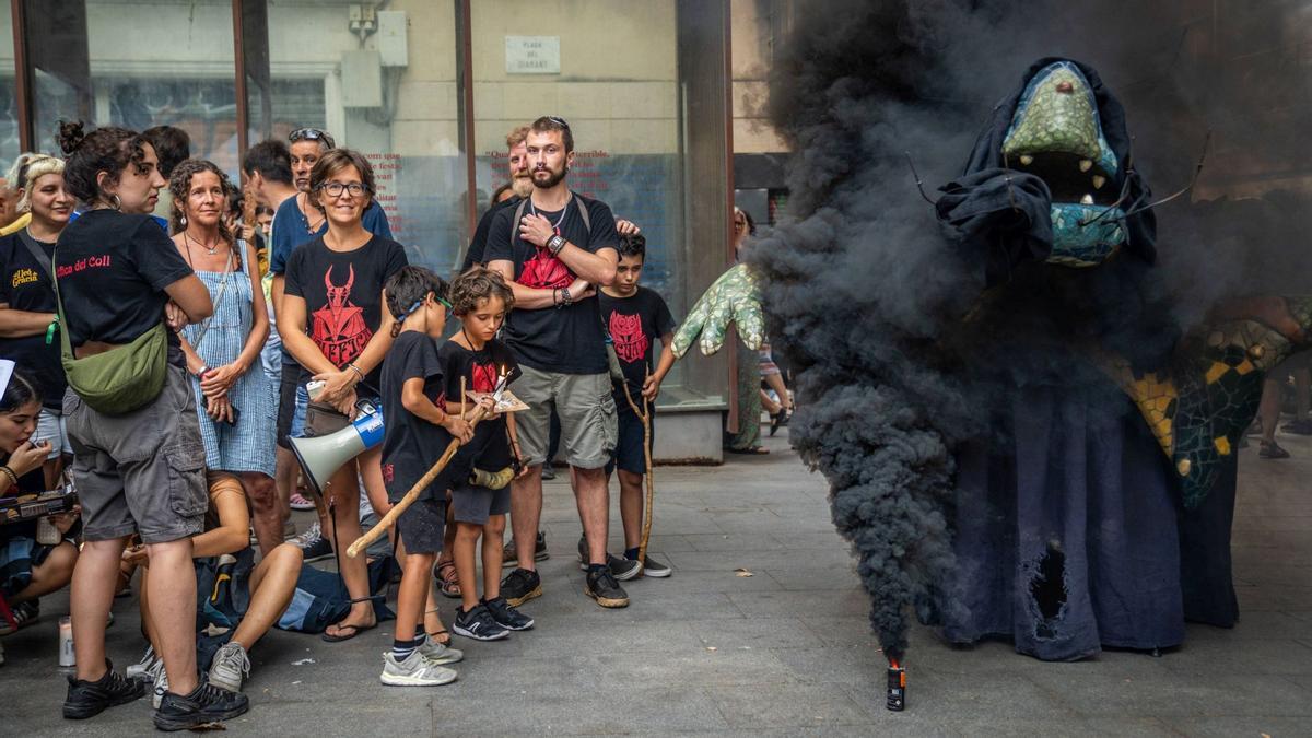 Un funeral por la cultura popular sustituye la masiva cercavila de las fiestas de Gràcia 2024