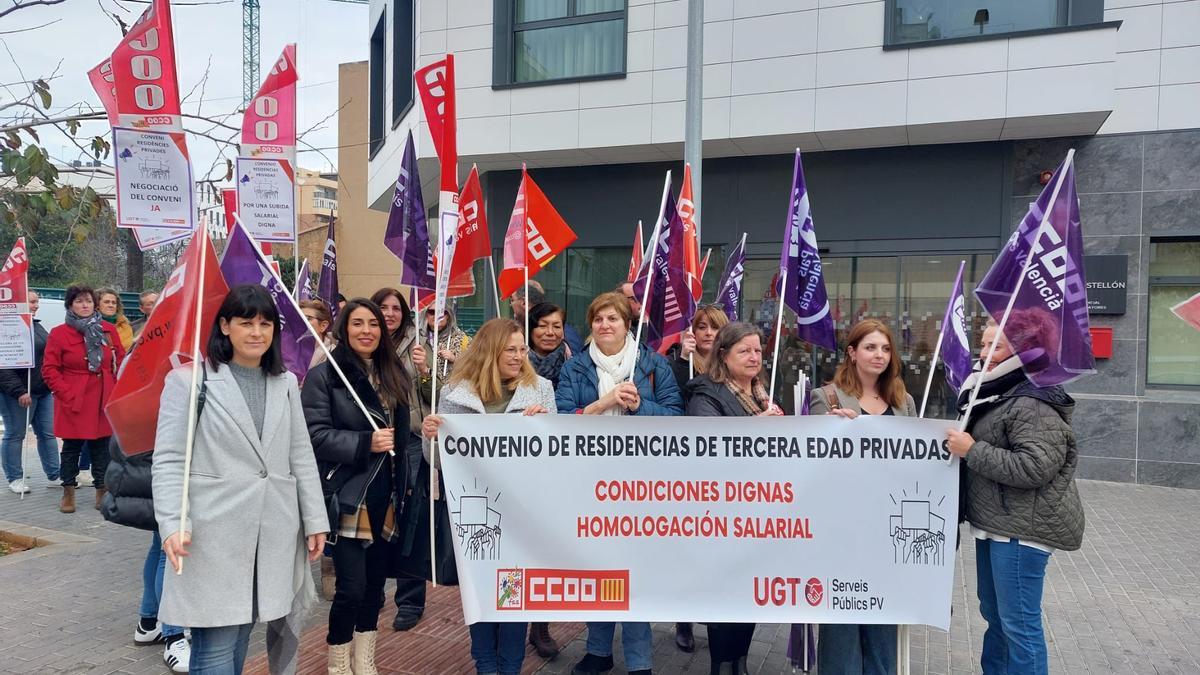 Concentración por un convenio digno para el personal de las residencias de Castellón.