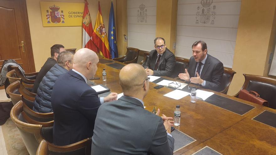 Puente se reúne con viajeros del tren en Castilla y León y obvia las quejas en Galicia