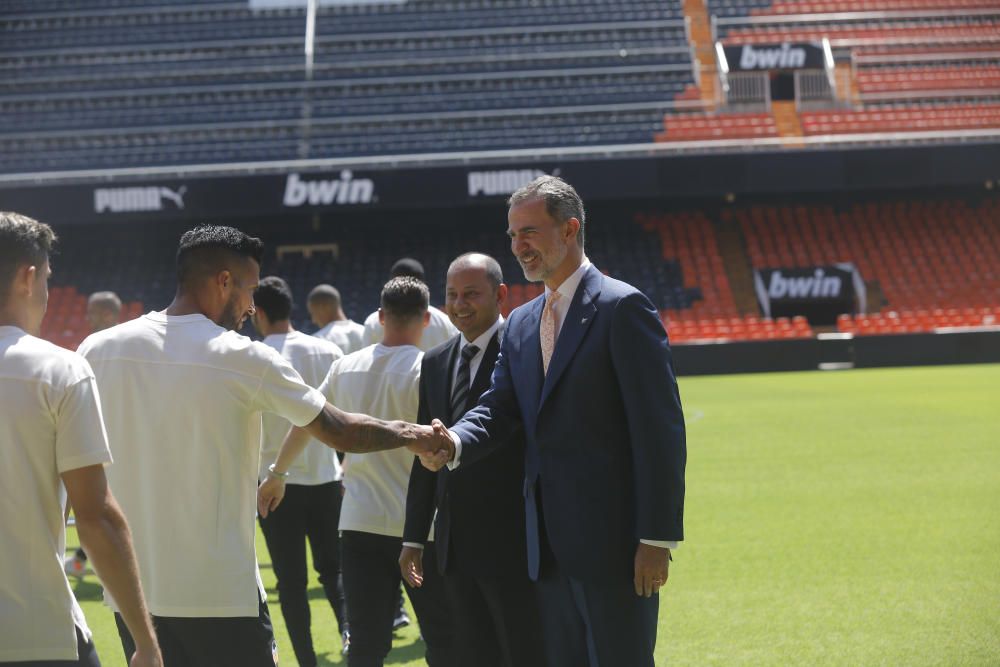 El rey Felipe VI felicita a la plantilla del Valencia CF por conseguir la Copa