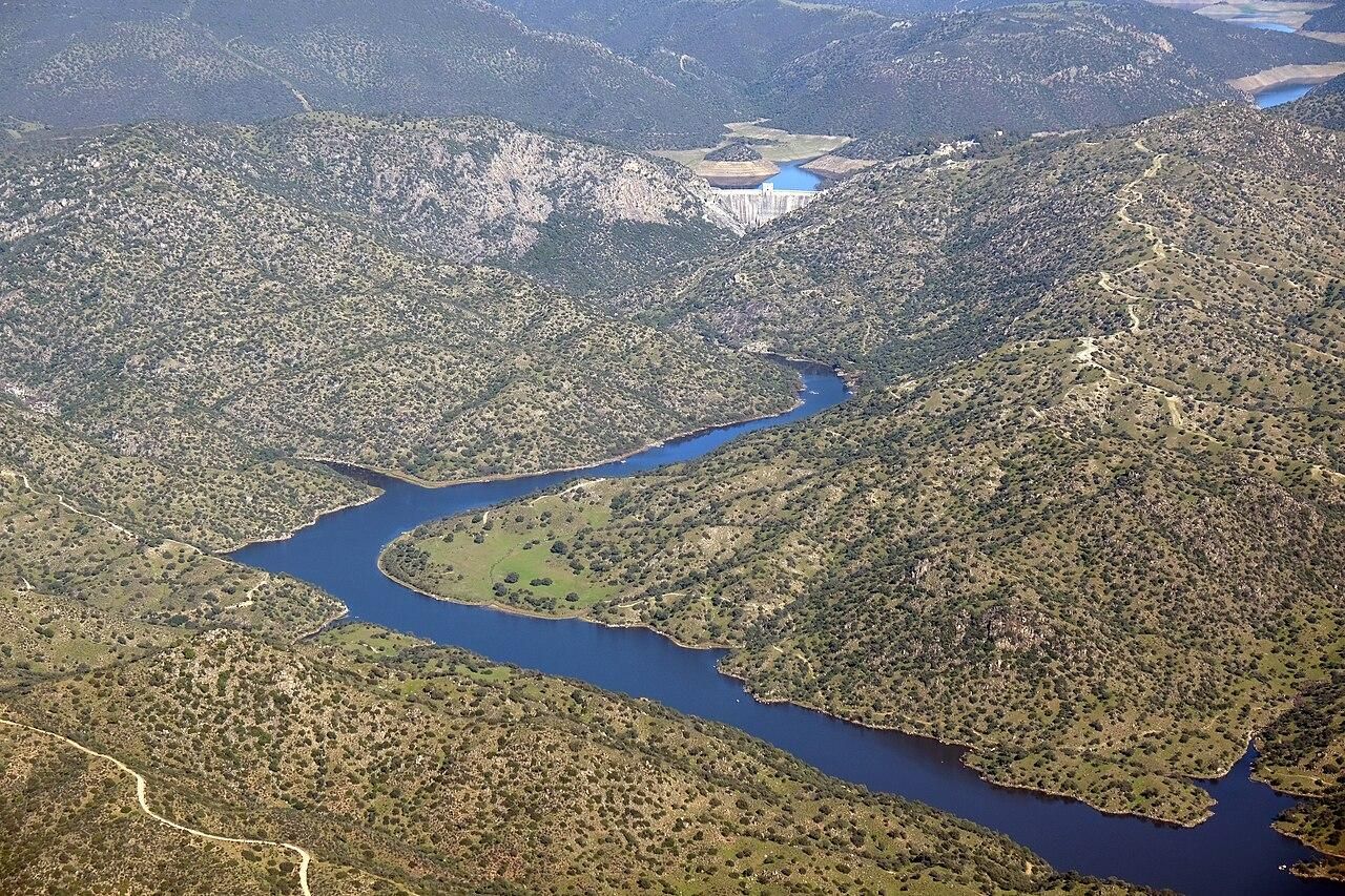 El río Jándula serpentea por la Sierra de Andújar, en Jaén.