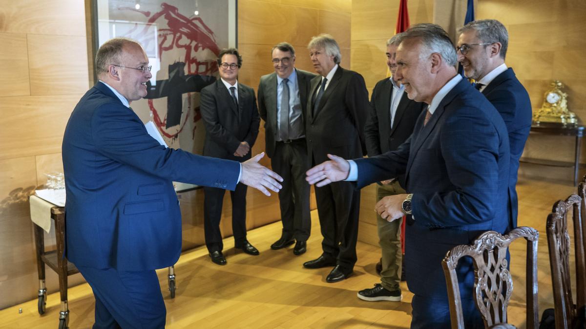 El ministro de Política Territorial y Memoria Democrática, Ángel Víctor Torres (d), y el presidente de Canarias, Fernando Clavijo reciben al portavoz del PP en el Congreso, Miguel Tellado.