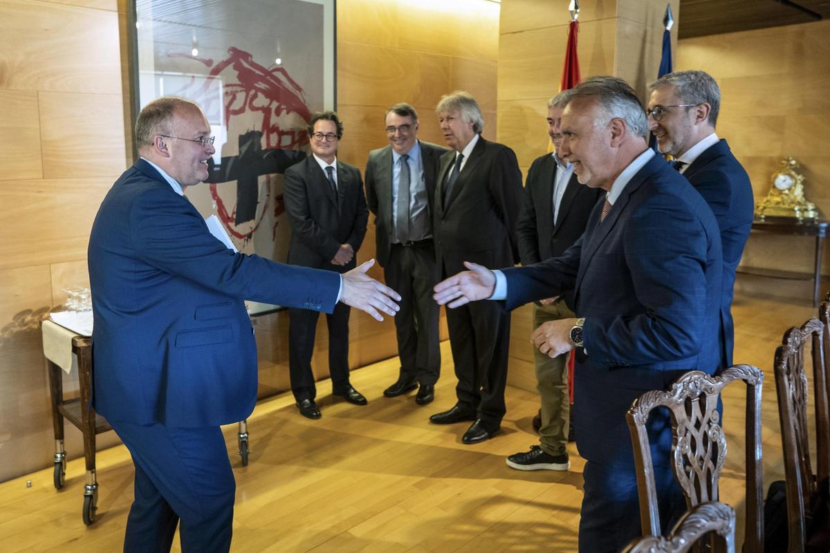 El ministro de Política Territorial y Memoria Democrática, Ángel Víctor Torres (d), y el presidente de Canarias, Fernando Clavijo reciben al portavoz del PP en el Congreso, Miguel Tellado.