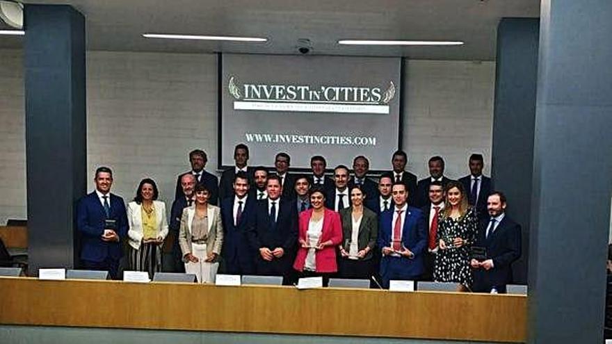 Foto de familia de los veinte alcaldes de ciudades que participan en la iniciativa.