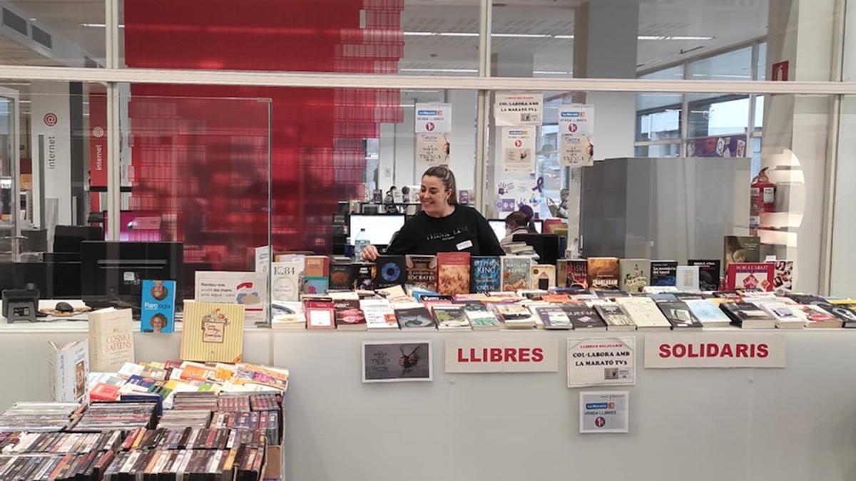 Punto de venta de libros solidarios de la Biblioteca Mestre Martí Tauler de Rubí