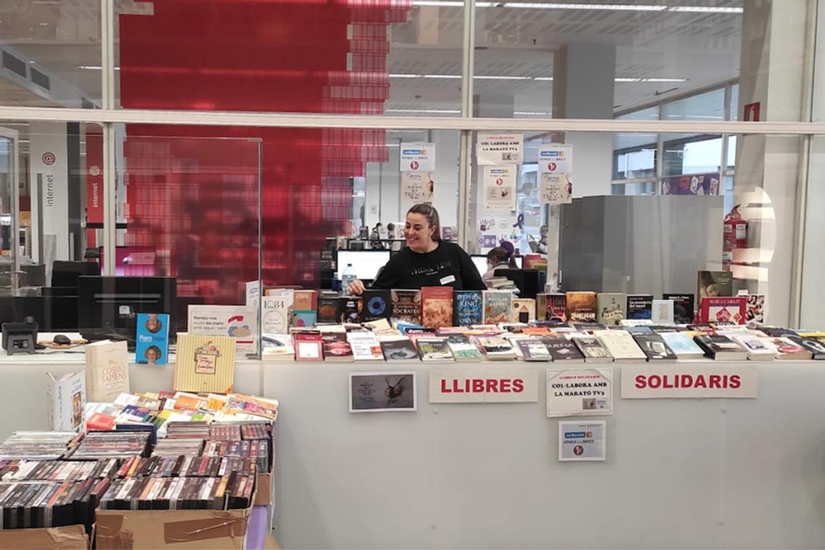 La biblioteca de Rubí vendrà llibres solidaris per col·laborar amb La Marató