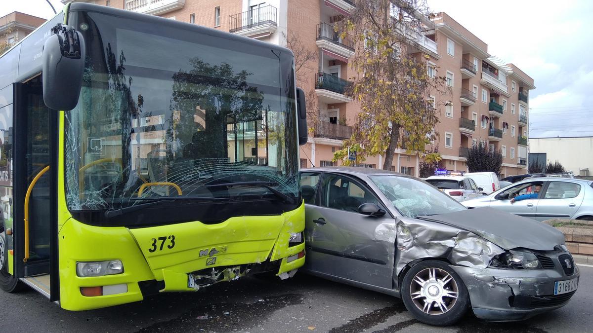 Estado en el que han quedado el autobús y el coche siniestrados.