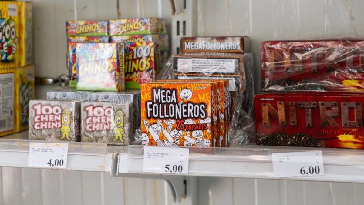 Un estante en un puesto de venta de petardos