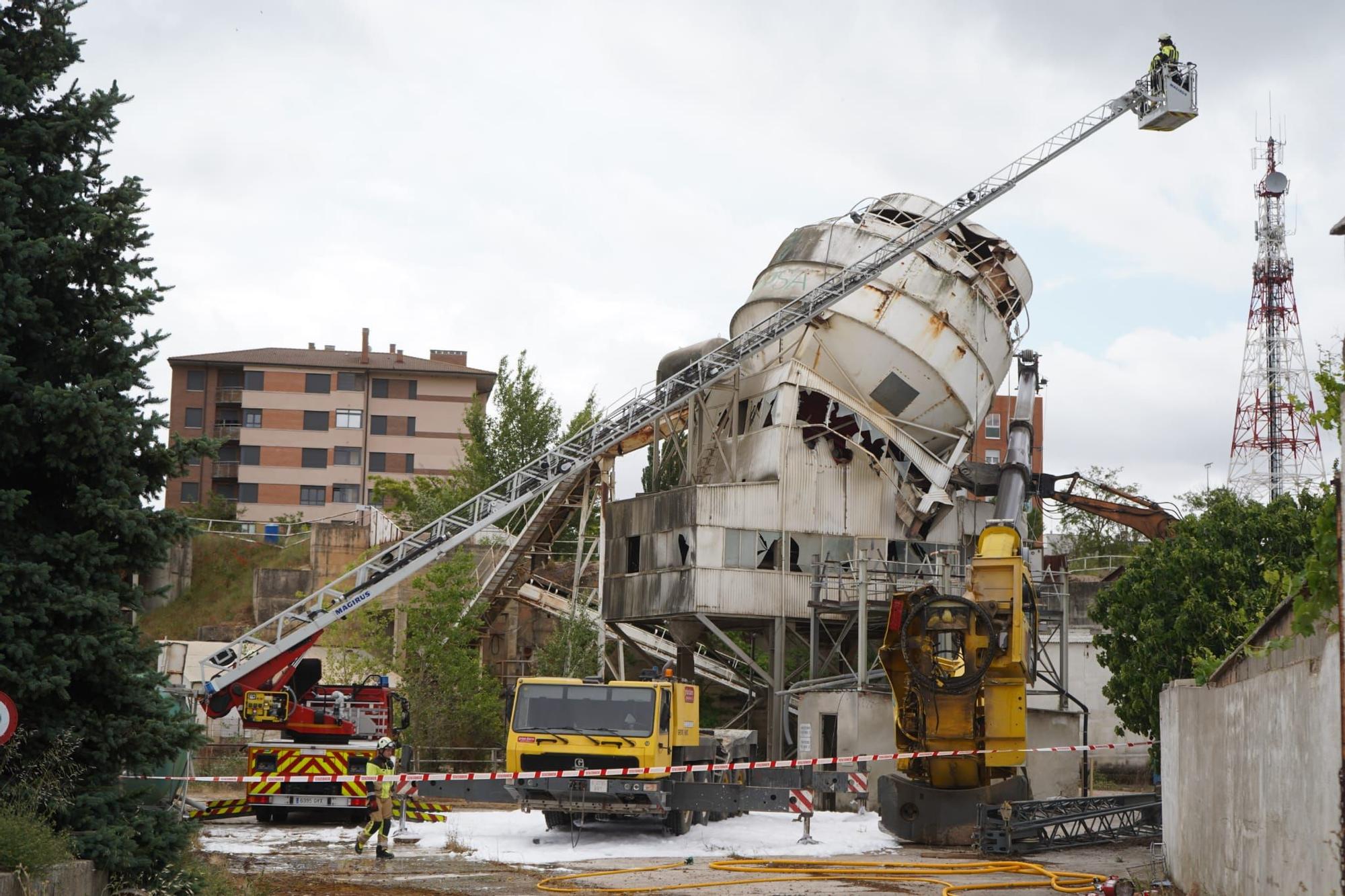 GALERÍA | El desplome de una grúa en Zamora con un herido, en imágenes