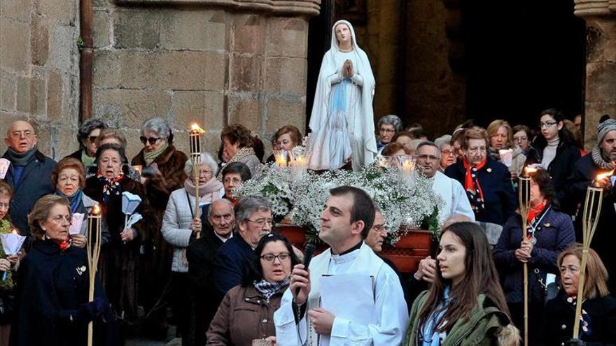 procesión de antorchas por el centro