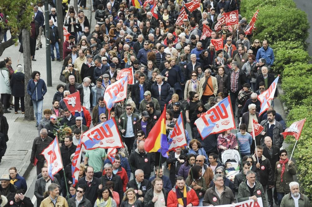 Unas 4.000 han secundado la manifestación convocada por UGT y CCOO que ha arrancado A Palloza y ha terminado en la plaza de Ourense, ante la Delegación del Gobierno en Galicia.