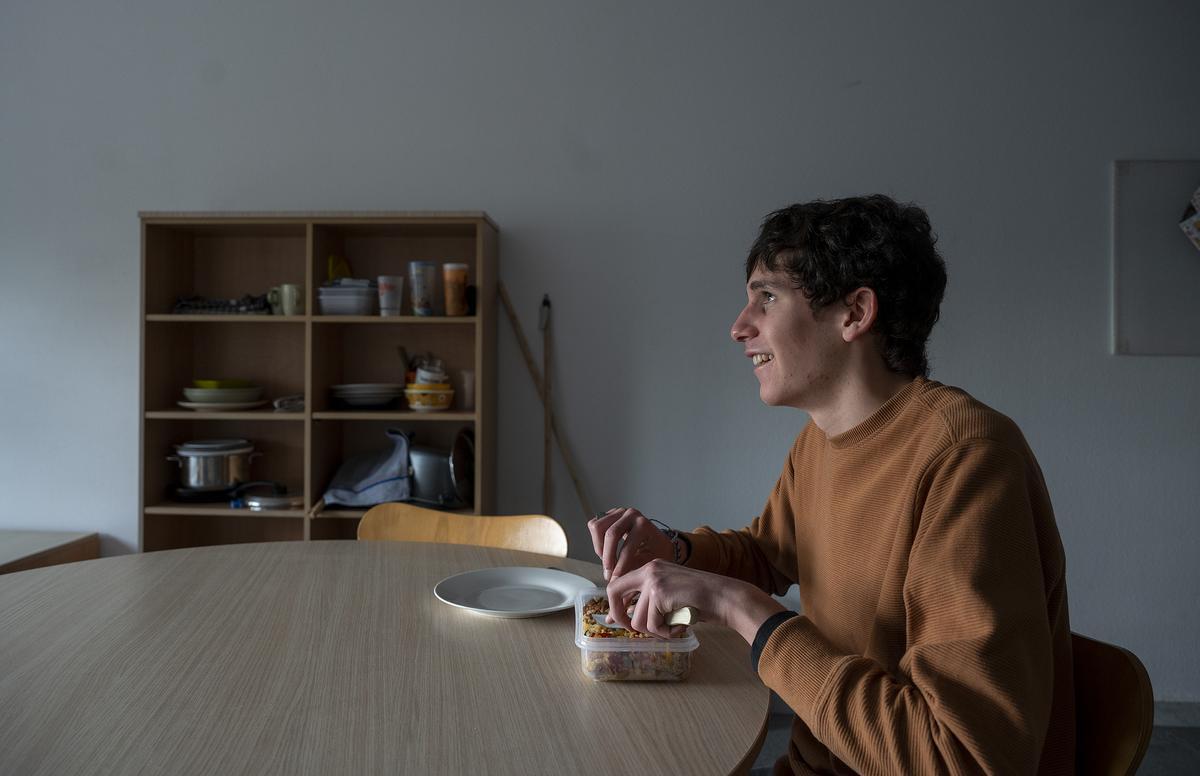 Pere Ribes en el comedor de su piso compartido en la Vila Universitària.