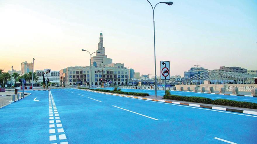 Calle en Qatar pintada de azul