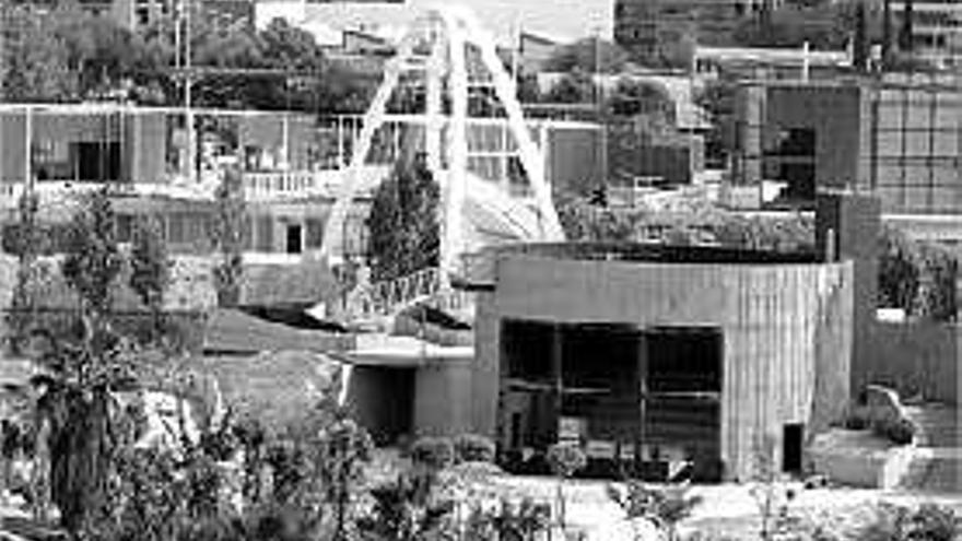 casi a punto. 

El puente de entrada y el edificio de acceso al Bioparc.