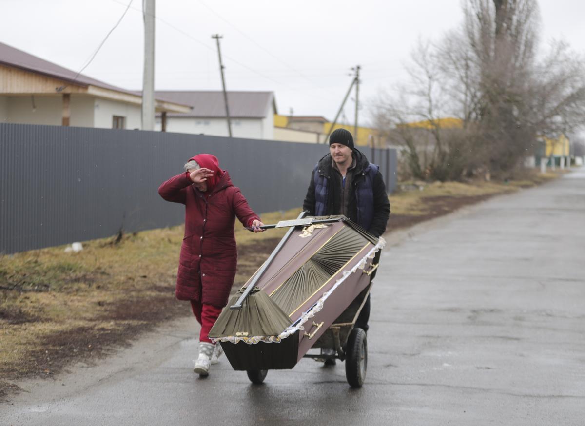 Ucraïnesos carregen amb un fèretre a Kíiv