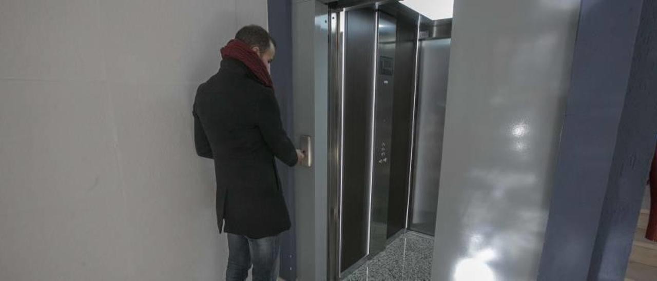 El ascensor para salvar escaleras que utilizan los usuarios con la llave que lleva el personal de seguridad.