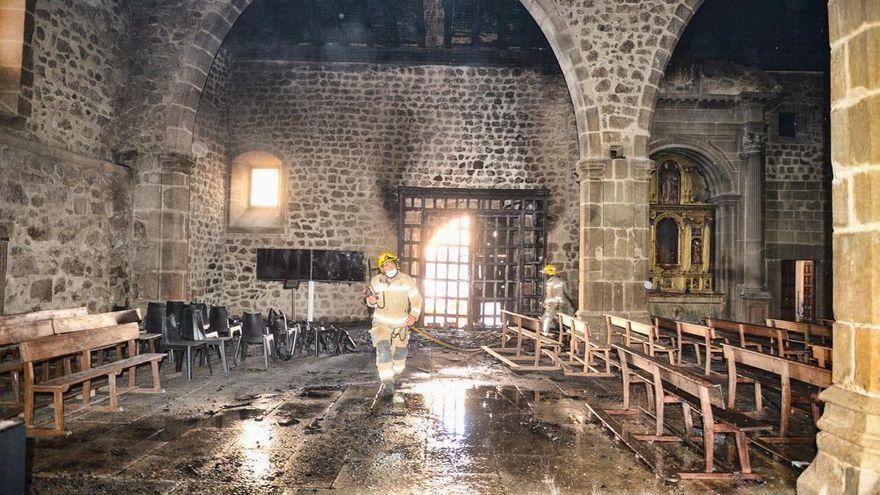 Un bombero en la iglesia de San Martín de Plasencia, tras el fuego.