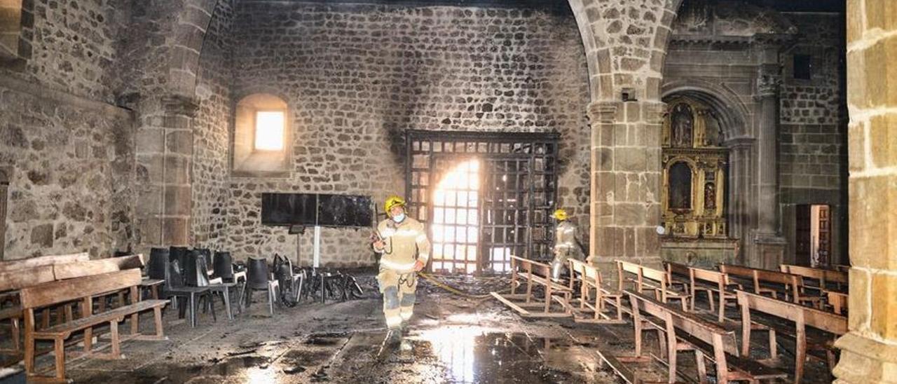 Un bombero en la iglesia de San Martín de Plasencia, tras el fuego.