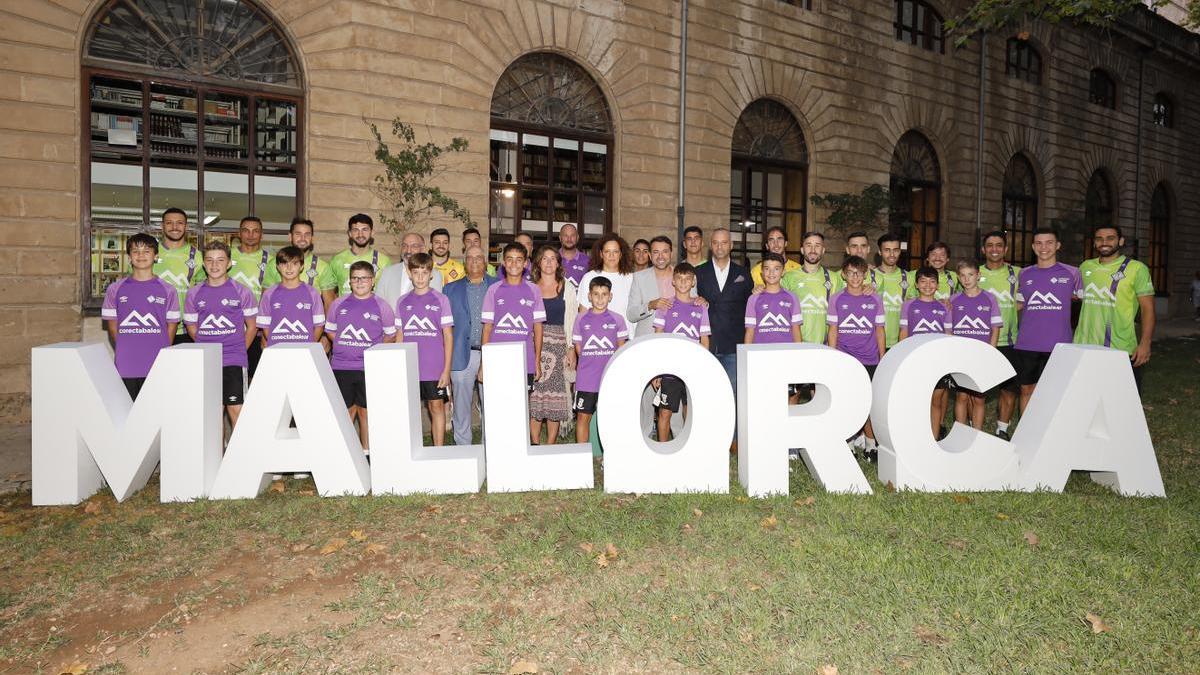 La plantilla del Palma Futsal y la presidenta del Consell Cati Cladera, ayer en la presentación.