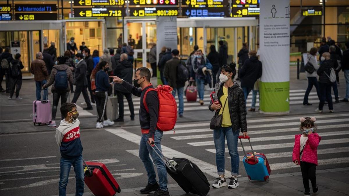 Barcelona 23 12 2020 Sociedad Llegada de pasajeros aeropuerto T1  AUTOR  Manu Mitru