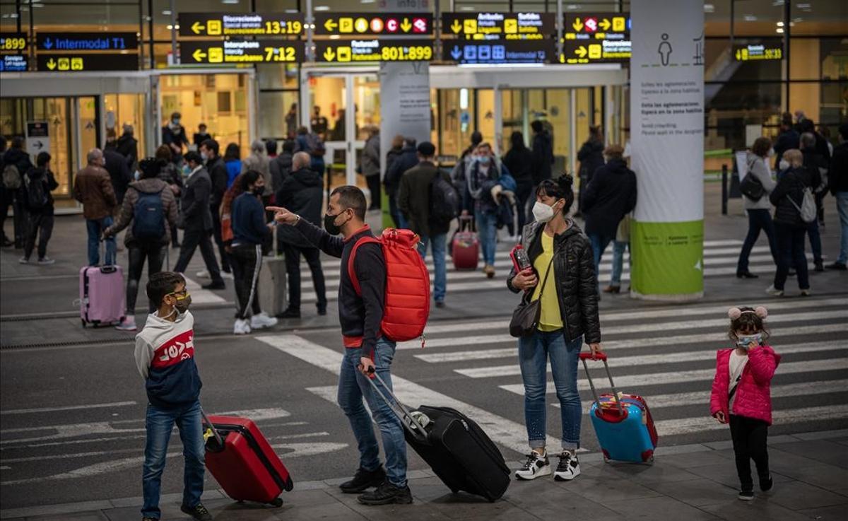 Barcelona 23 12 2020 Sociedad Llegada de pasajeros aeropuerto T1  AUTOR  Manu Mitru