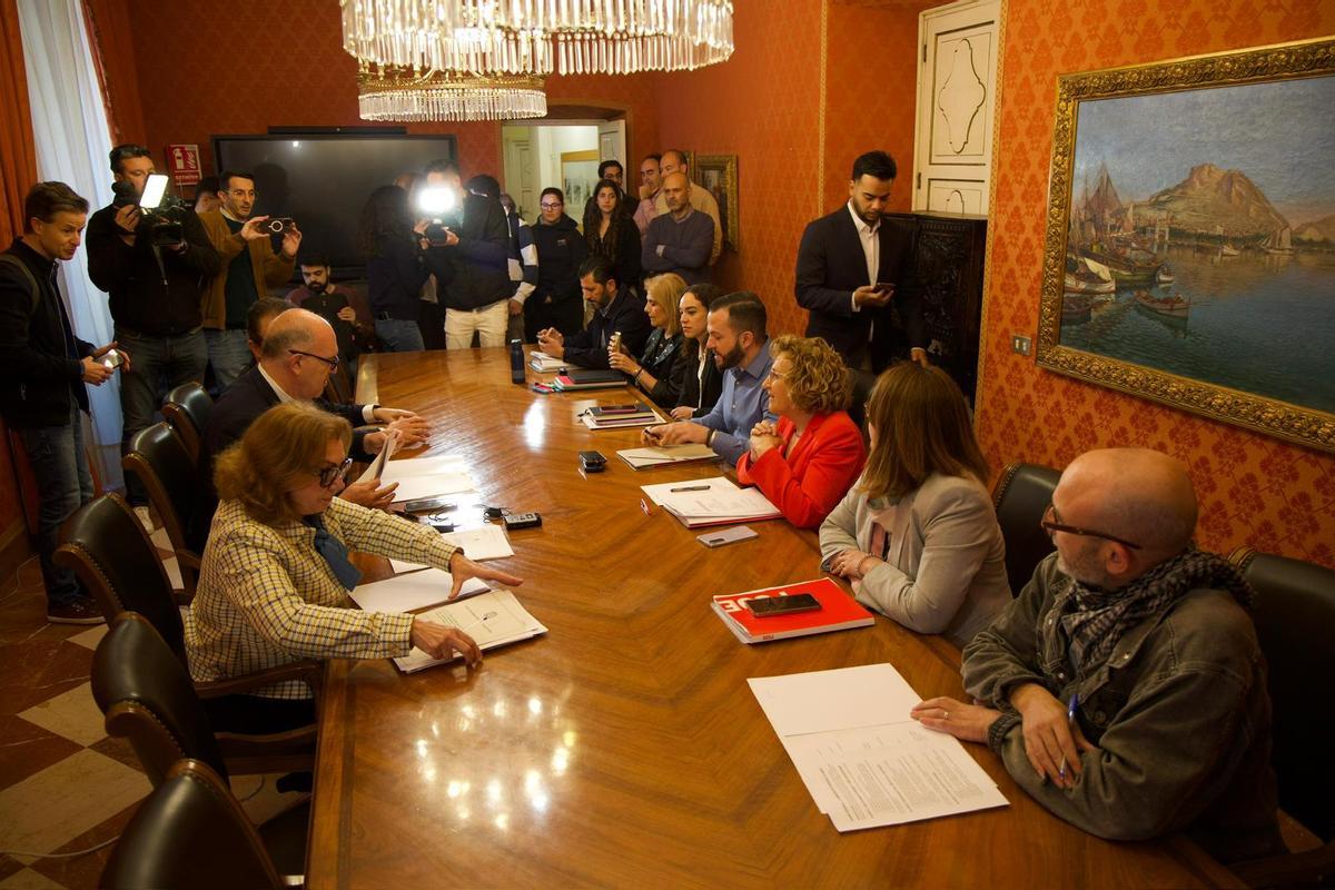 Los técnicos plantan a la comisión de investigación del escándalo de las viviendas protegidas de Alicante Los técnicos plantan a la comisión de investigación del escándalo de las viviendas protegidas de Alicante