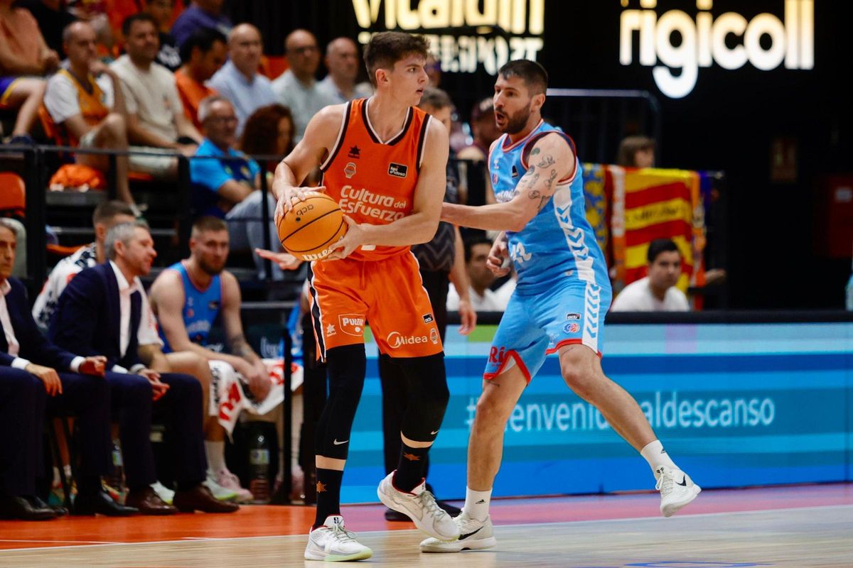 De Larrea, en el partido ante el Río Breogán en La Fonteta