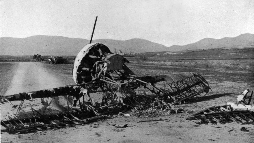 Un avió republicà destruït a Garriguella el 1939.