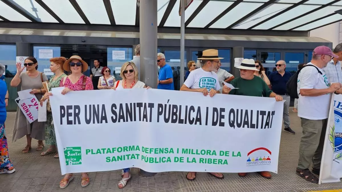 La plataforma reclama que no se recorten servicios sanitarios ni personal en verano en la Ribera al crecer la población