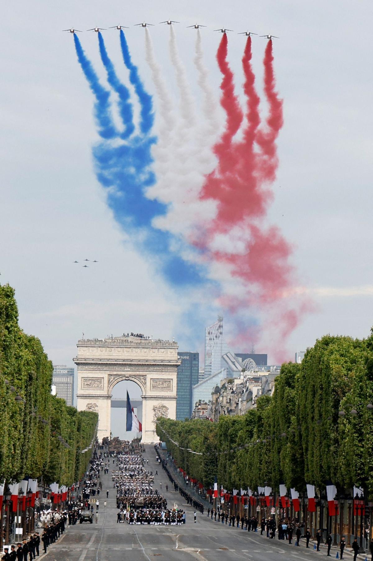 París celebra por todo alto el aniversario de la toma de la Bastilla.