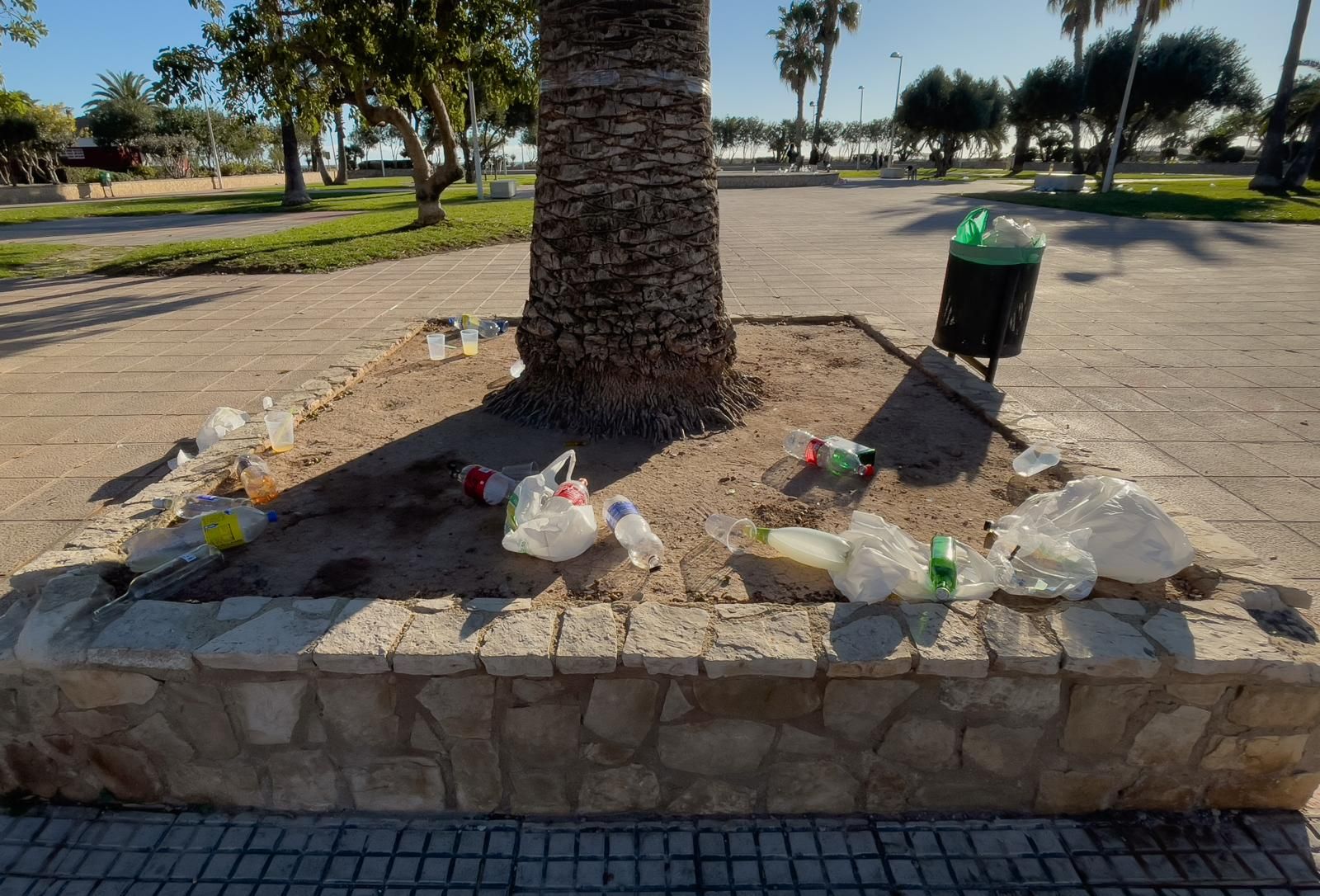 Restos del botellón de Nochebuena en Port de Sagunt