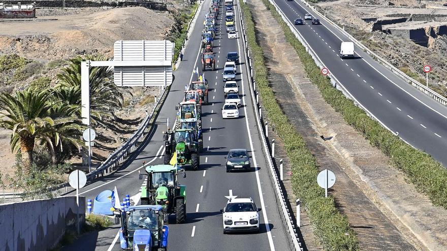 Los tractores llegan a Las Palmas de Gran Canaria para protestar frente a Presidencia de Gobierno