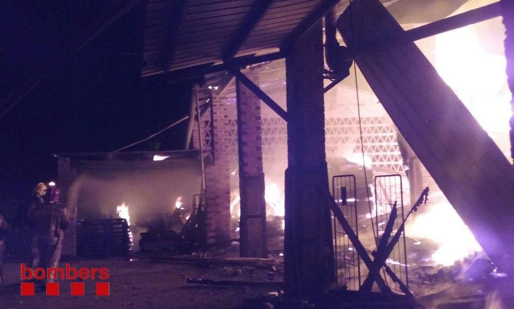 Els Bombers lluitant contra les flames a l'empresa de Santa Coloma