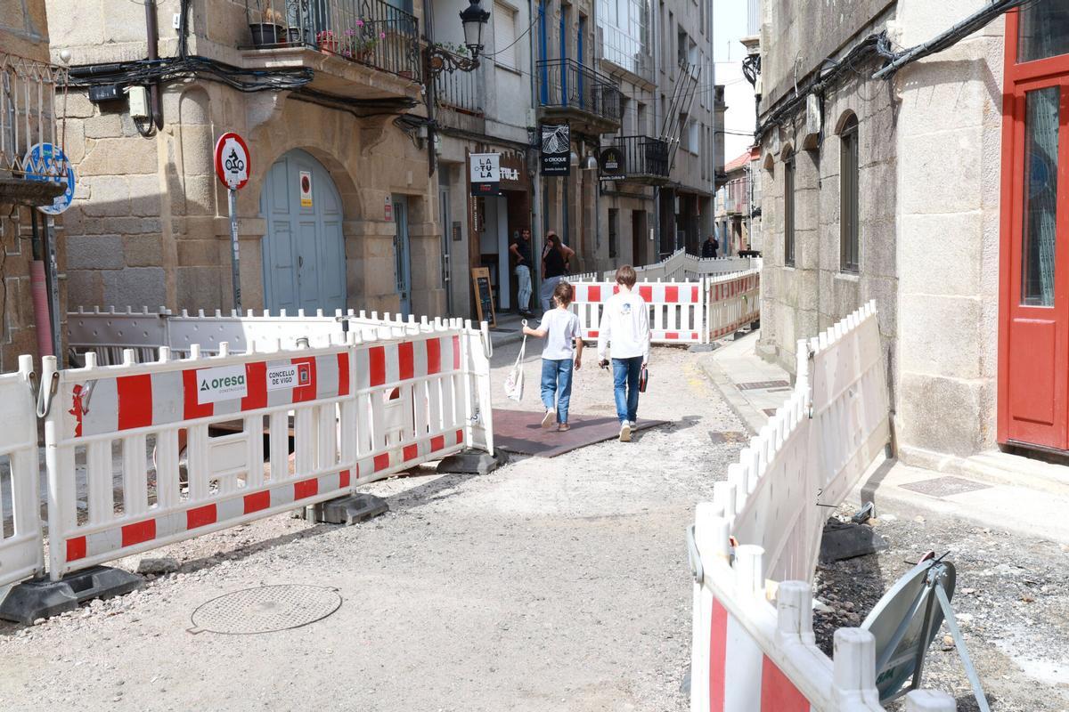 La rúa Pazo, en Vigo, abierta en canal tras la renuncia de la constructora Oresa.