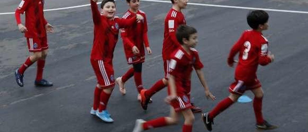 Los jugadores del Montevil se retiran tras el entrenamiento.