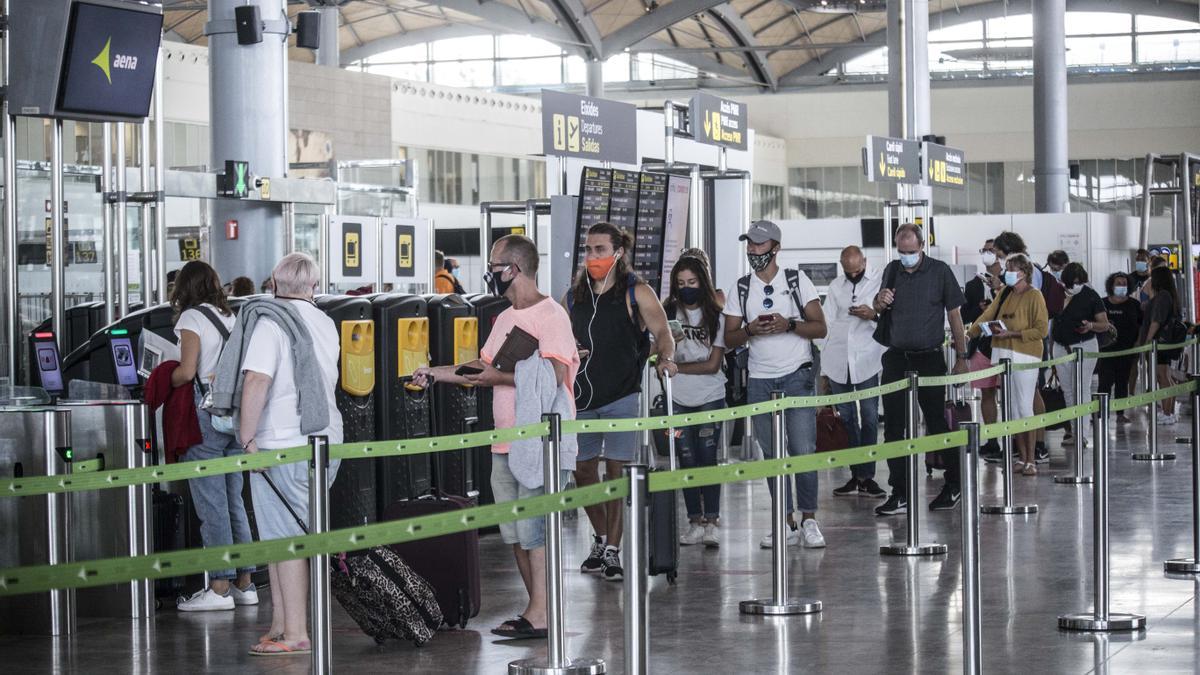 Pasajeros del Aeropuerto de Alicante-Elche esperando para embarcar