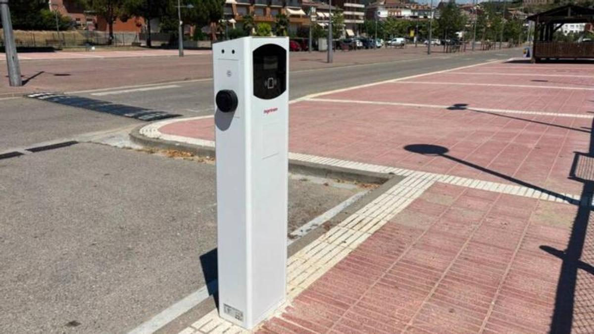 El punt de càrrega és davant del pavelló d'esports
